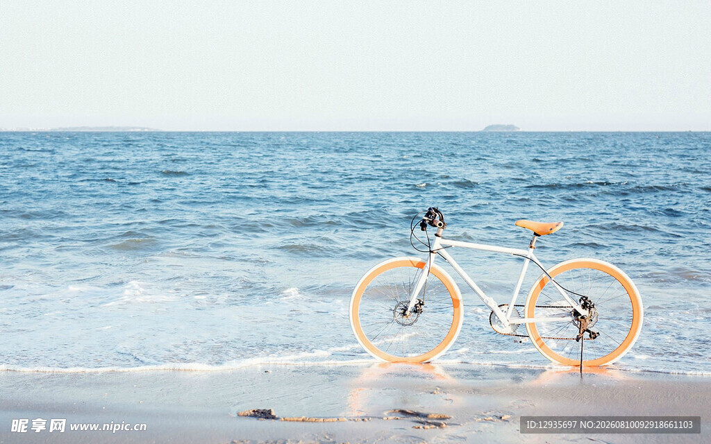 海边骑行的浪漫瞬间
