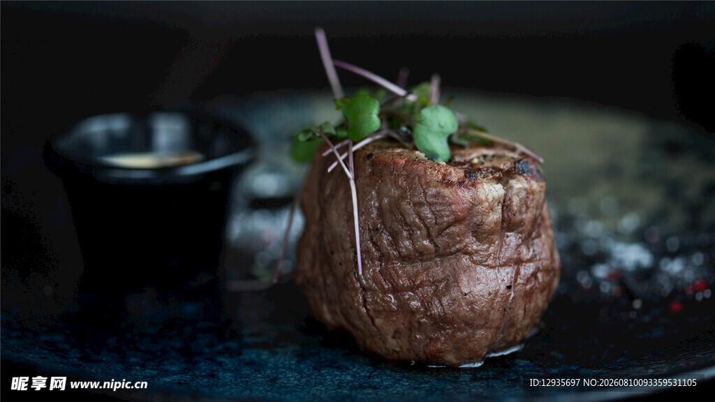 美味牛排配精致绿植点缀