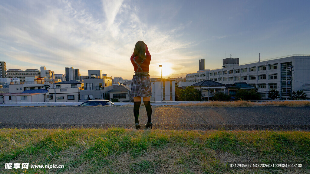 夕阳下女孩的孤独背影