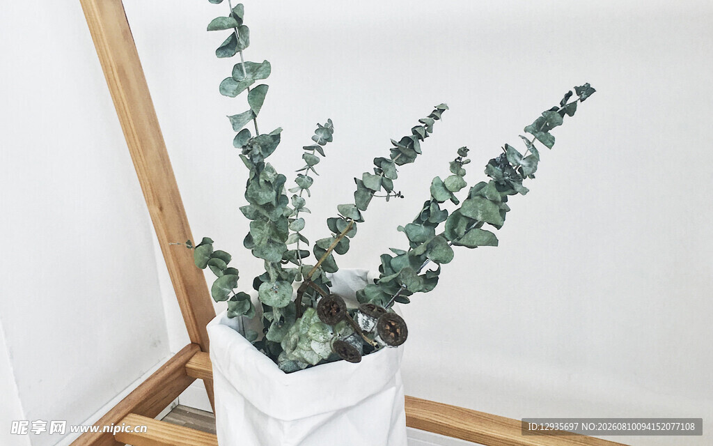 白色花盆中的绿色仿真植物