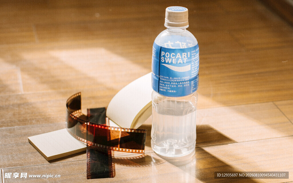 桌上的水瓶与文具组合