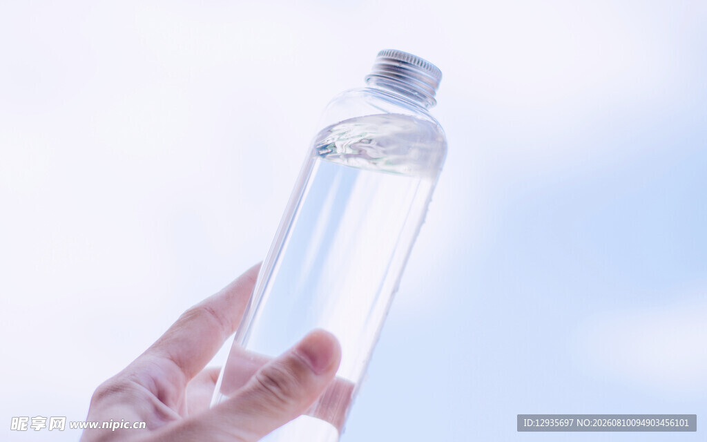 手捧透明水瓶