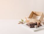 精致糕点与包装盒展示