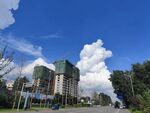 城市建筑与蓝天白云景观