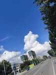 蓝天白云下的城市道路