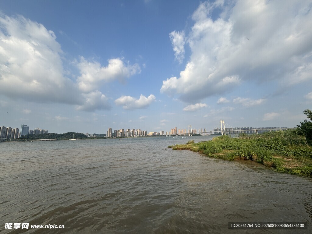 河畔城市风光