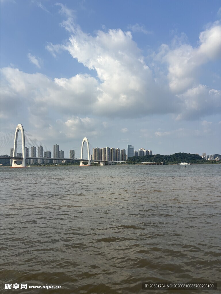 江边城市天际线风景