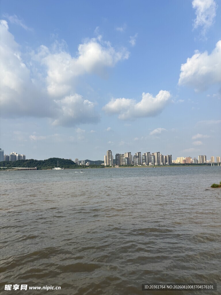 江边城市风光