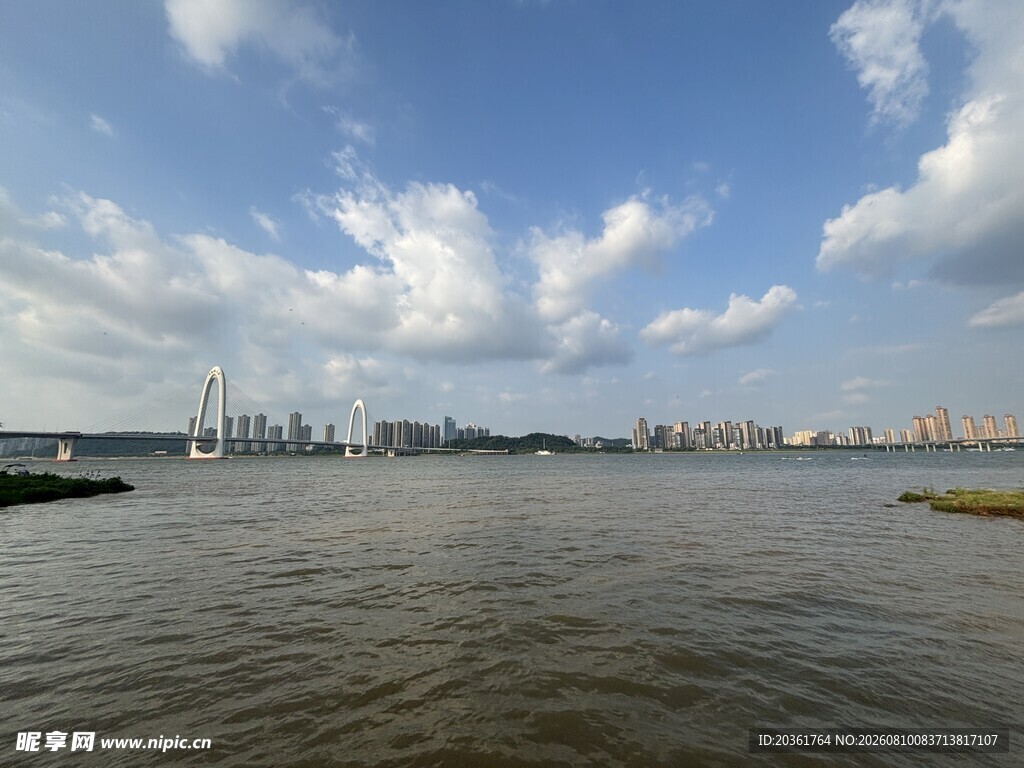 江边城市风光