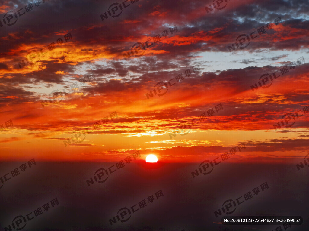 摄影风格。太阳刚升起来