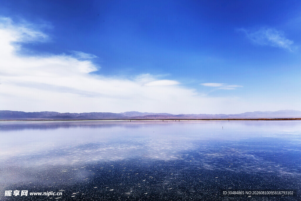 茶卡盐湖平静湖面美景