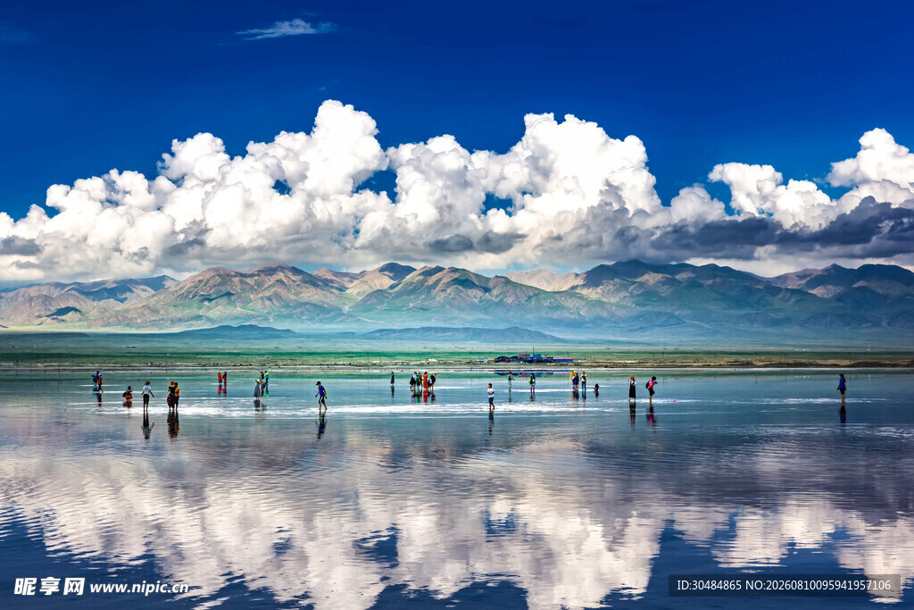 茶卡盐湖湖畔蓝天美景