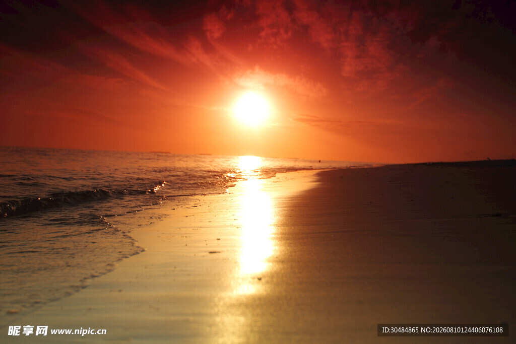 夕阳下的海滩美景