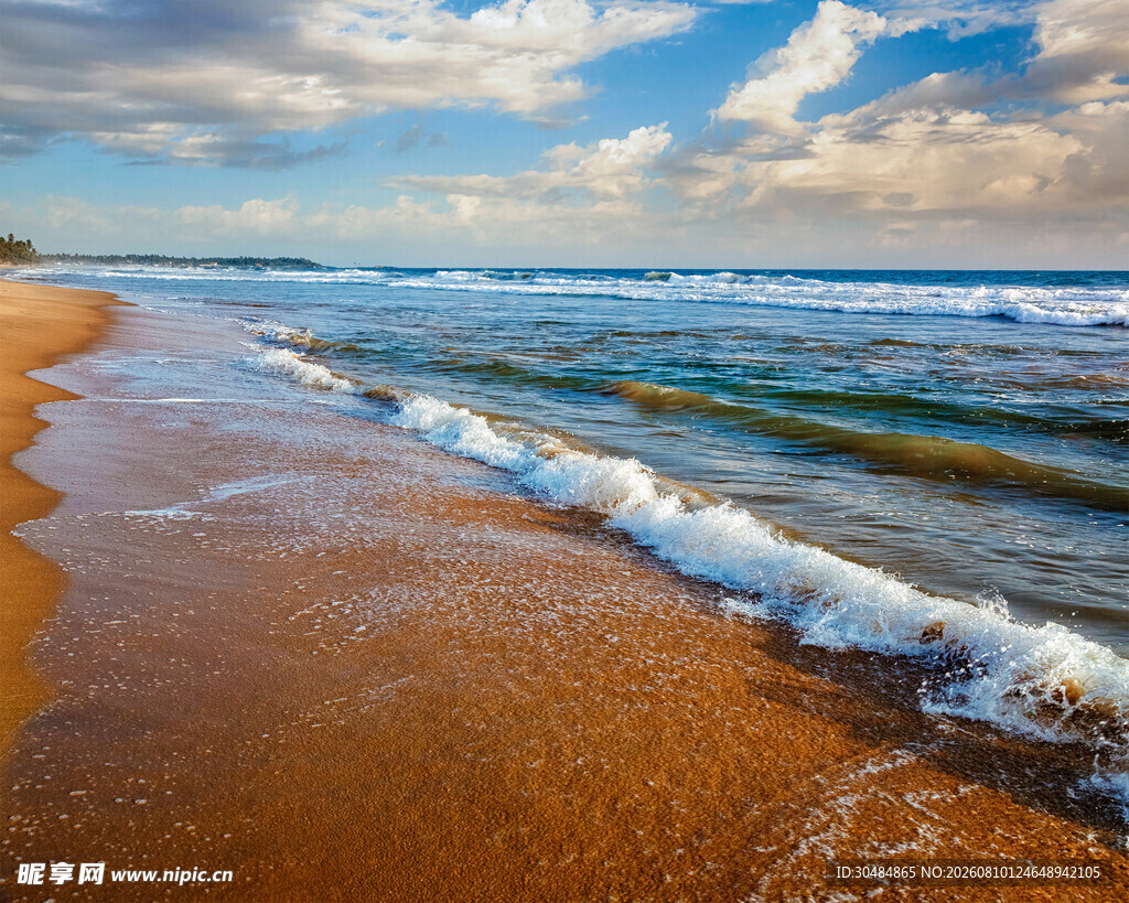 金色沙滩与海浪美景