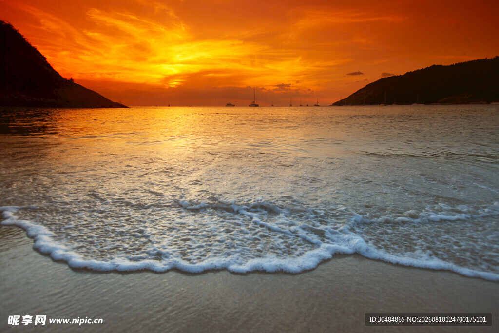 夕阳下的海滩海浪美景
