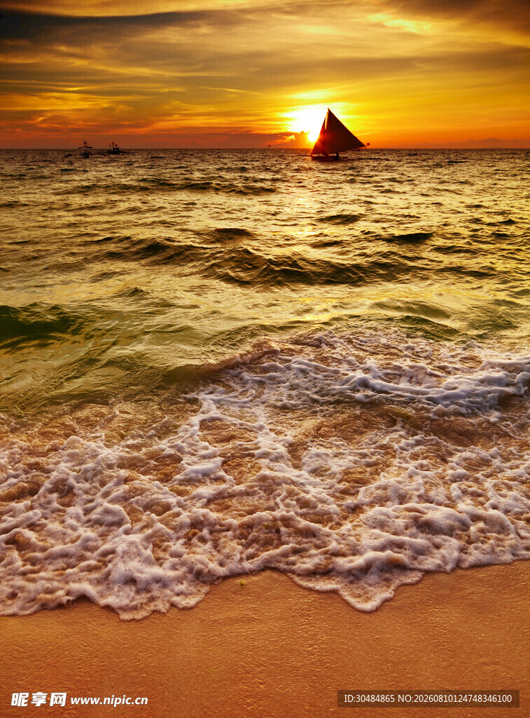 夕阳下的海浪与沙滩美景