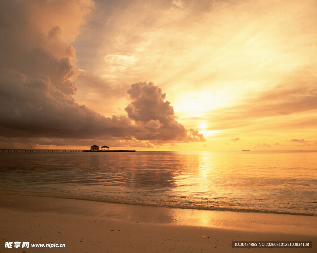 夕阳下的静谧海滩美景