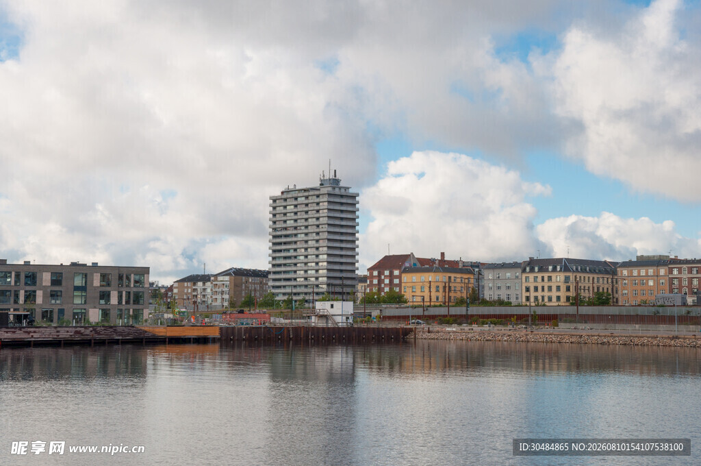 哥本哈根河畔城市景观
