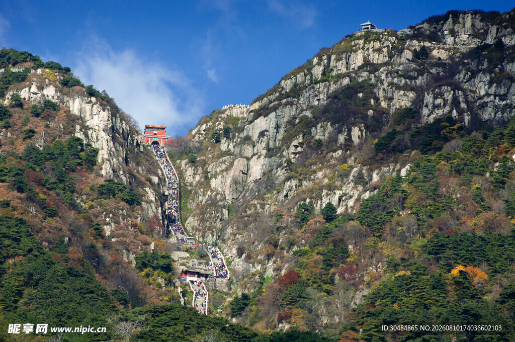 秋日山间壮丽景色