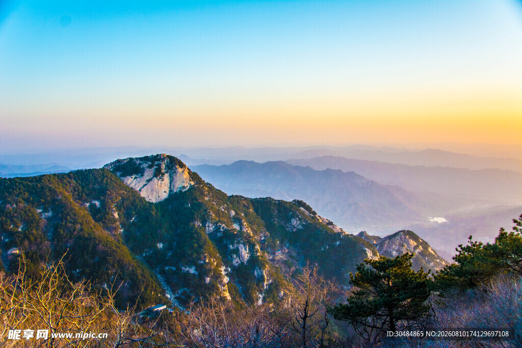 壮丽山景日出风光