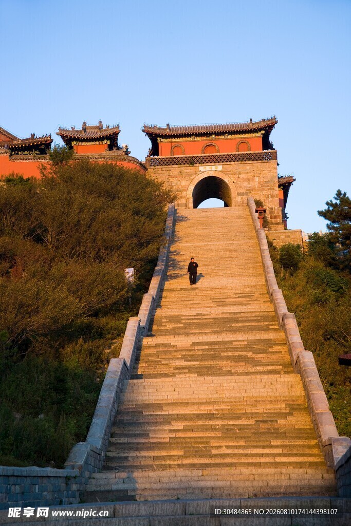 古建台阶上的攀登者