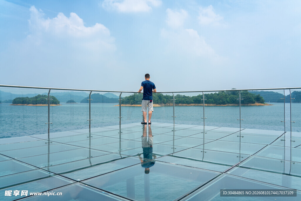 玻璃栈道看庐山西海