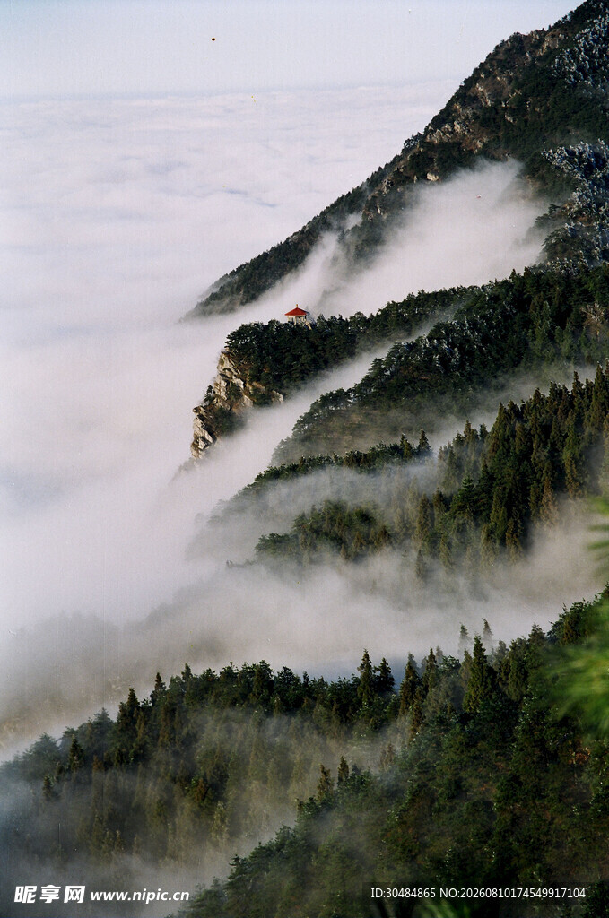 云雾缭绕的庐山美景