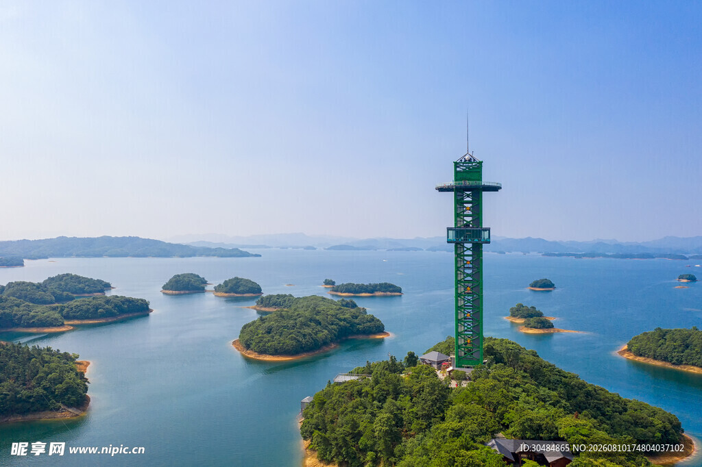 千岛湖美景中的瞭望塔
