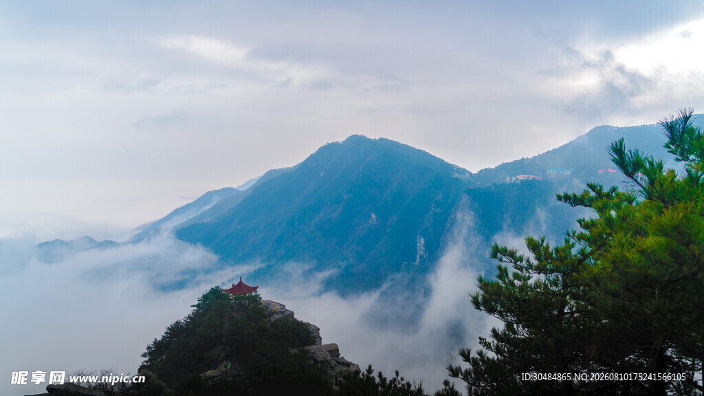 云雾缭绕中的庐山