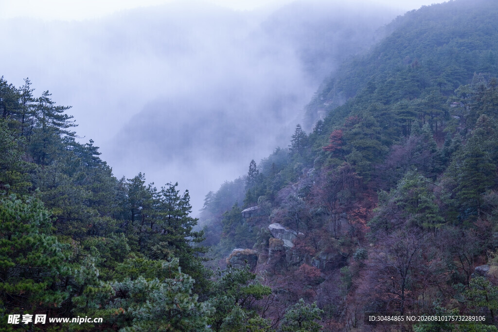 云雾中的庐山