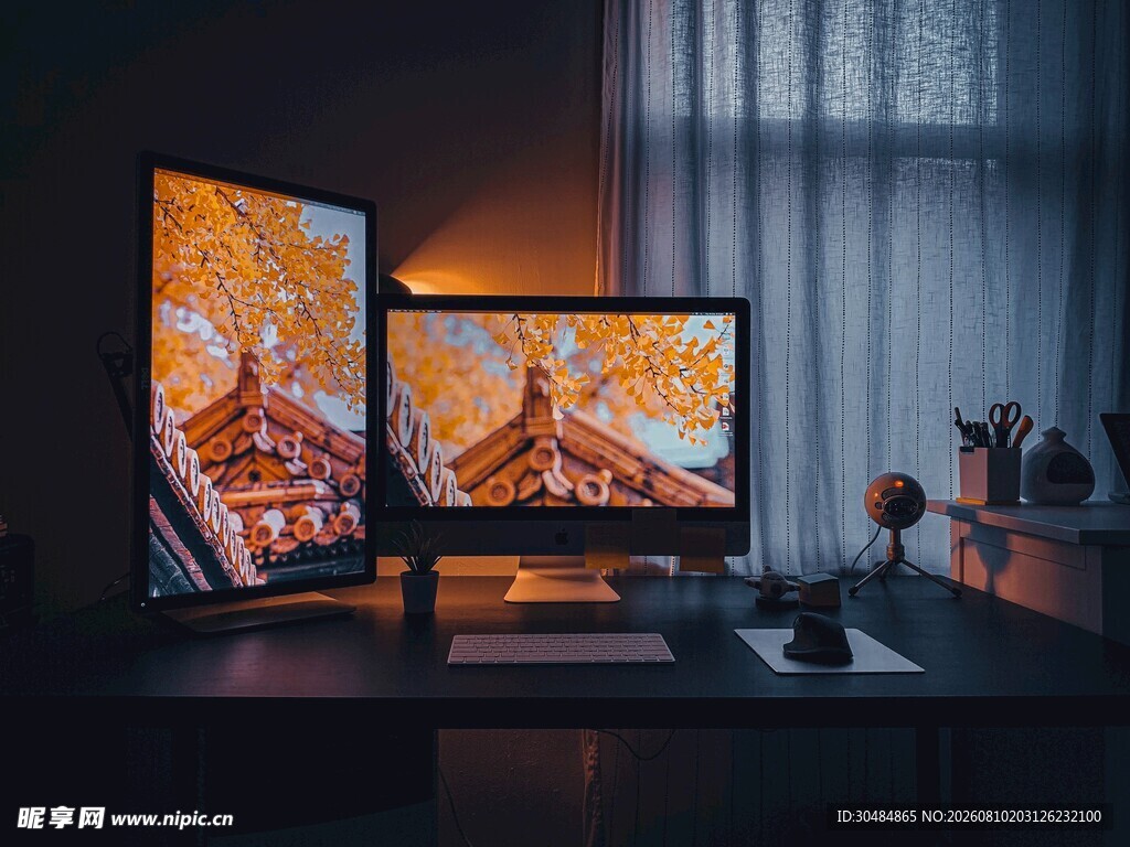 双屏电脑桌面的温馨场景