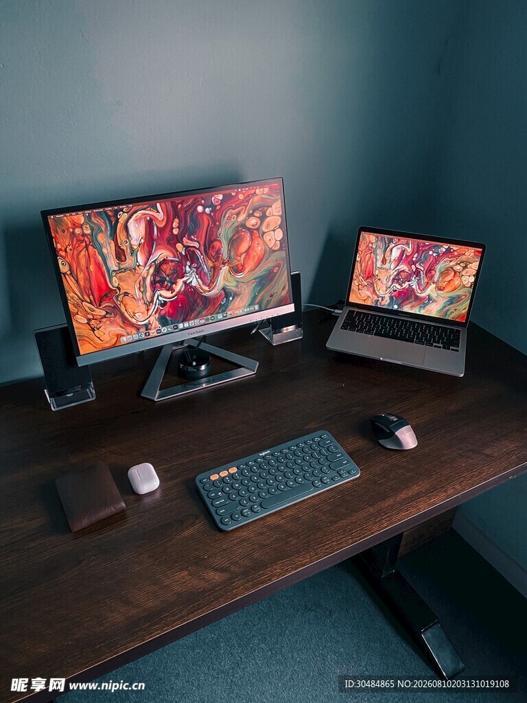 现代双屏电脑工作桌面