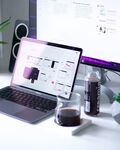 办公桌面的电脑与饮品