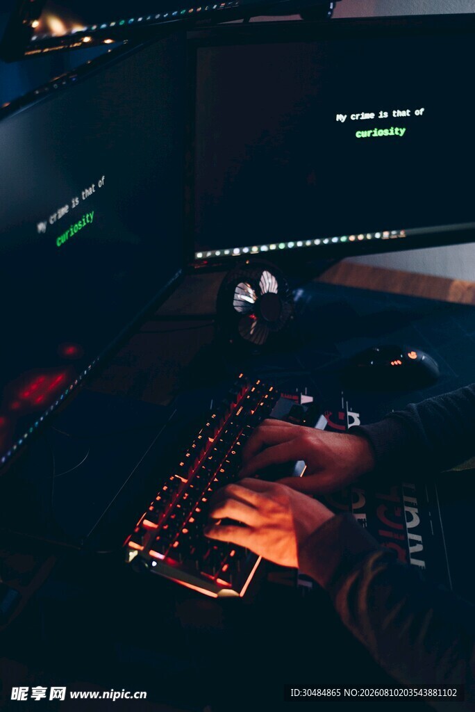 夜间键盘上的双手操作