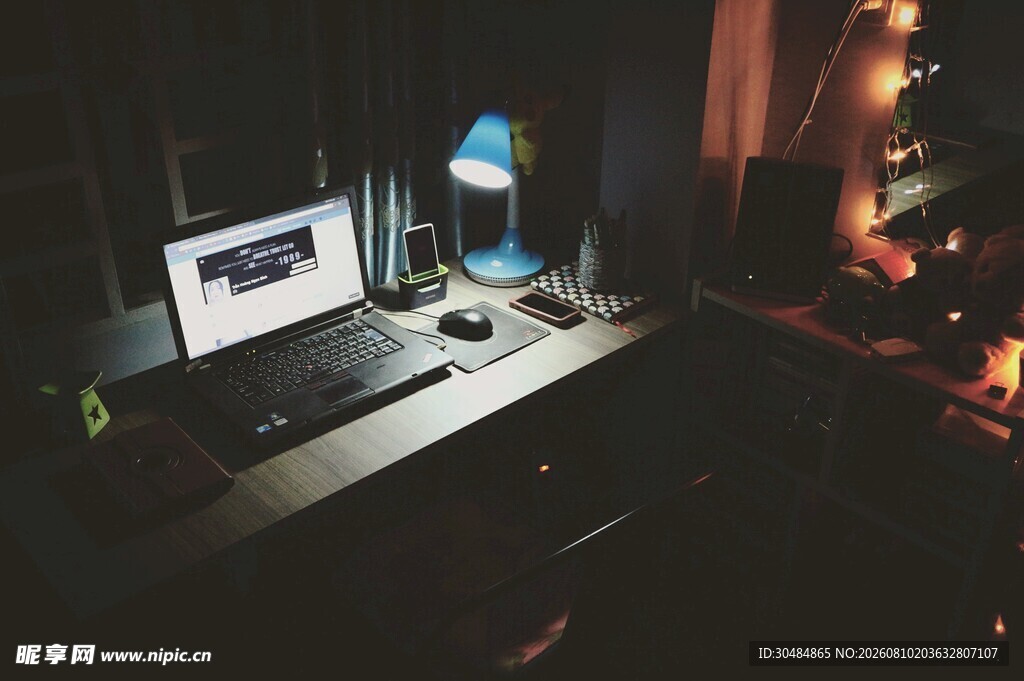 深夜书桌前的电脑工作场景