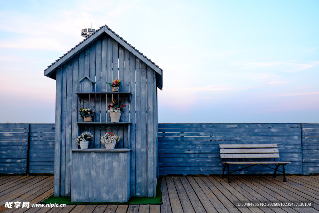 海边蓝色小屋与书架景观