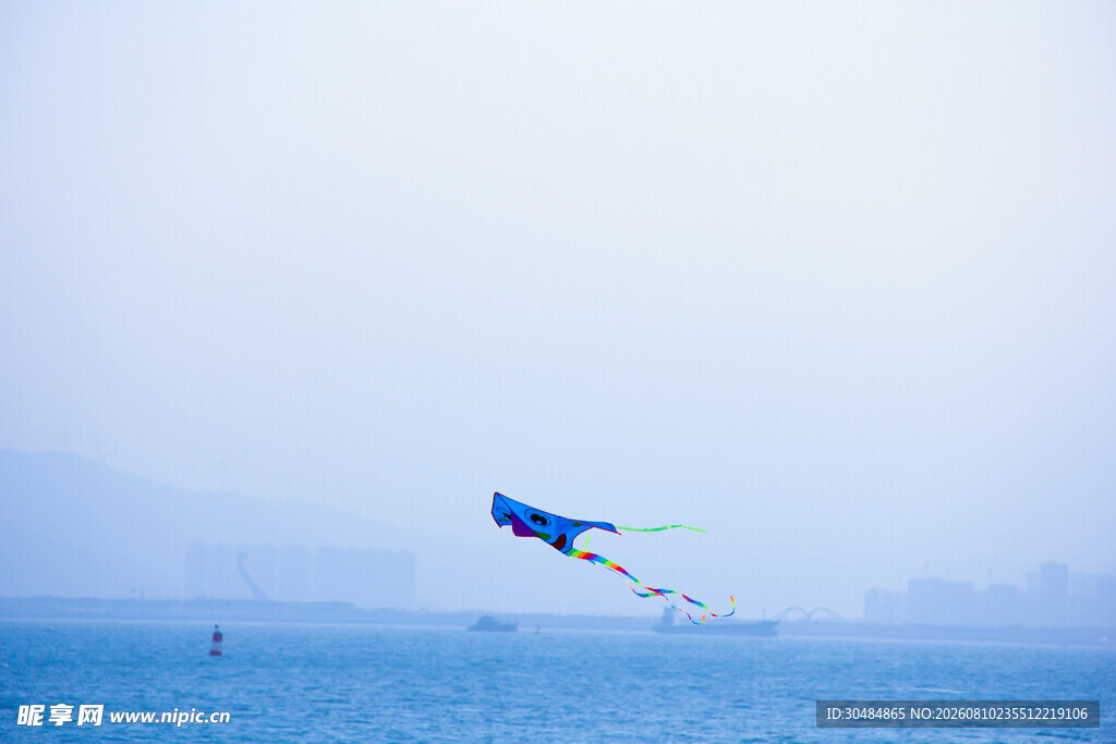 海面上飞翔的彩色风筝