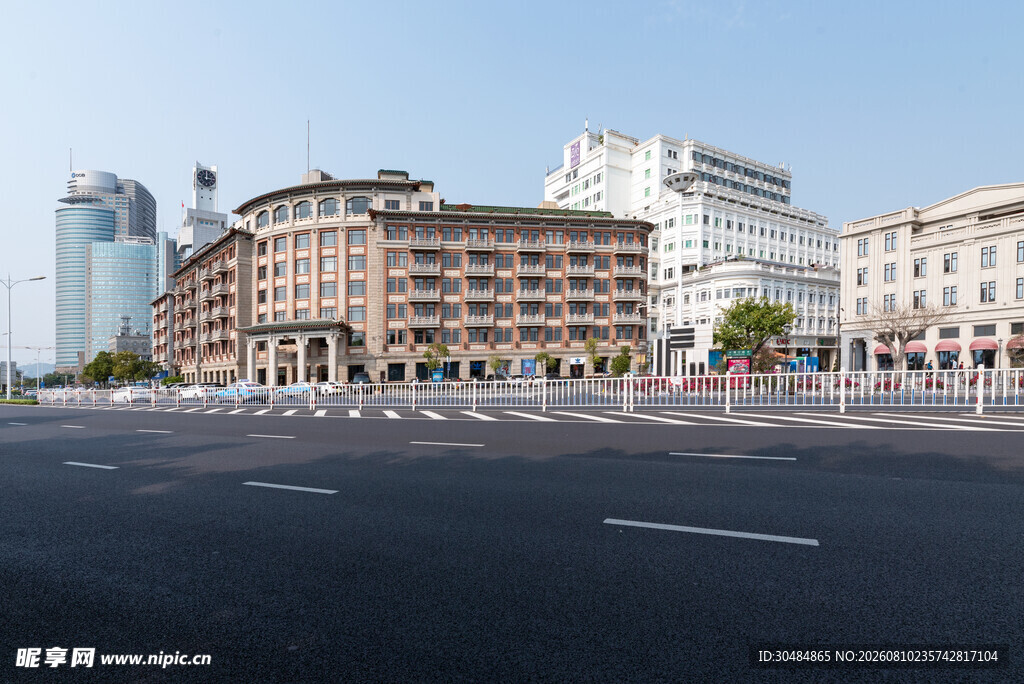 厦门宽阔街道旁的建筑群