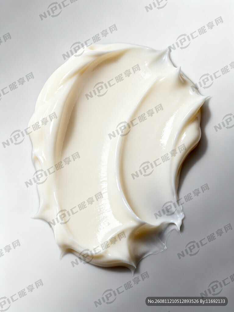 一抹流动感的奶白色乳霜质地膏体