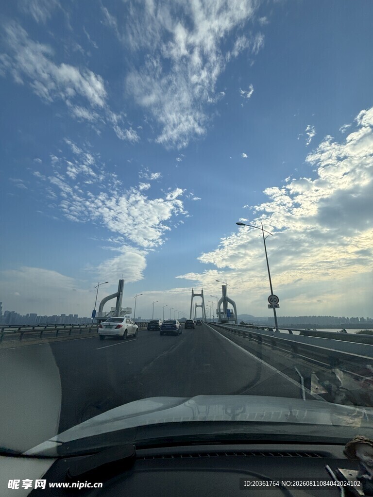 车内视角的公路与天空美景