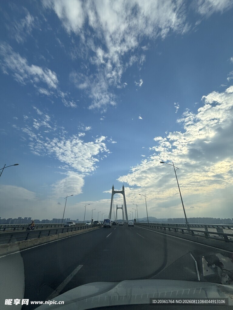 驾车途中的跨海大桥风景