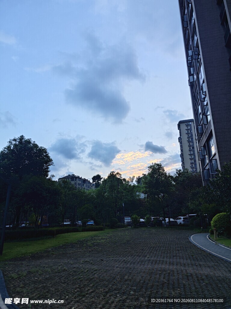 小区傍晚景色