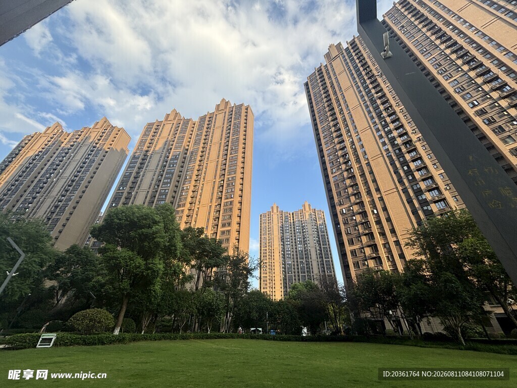 城市高楼与绿地景观