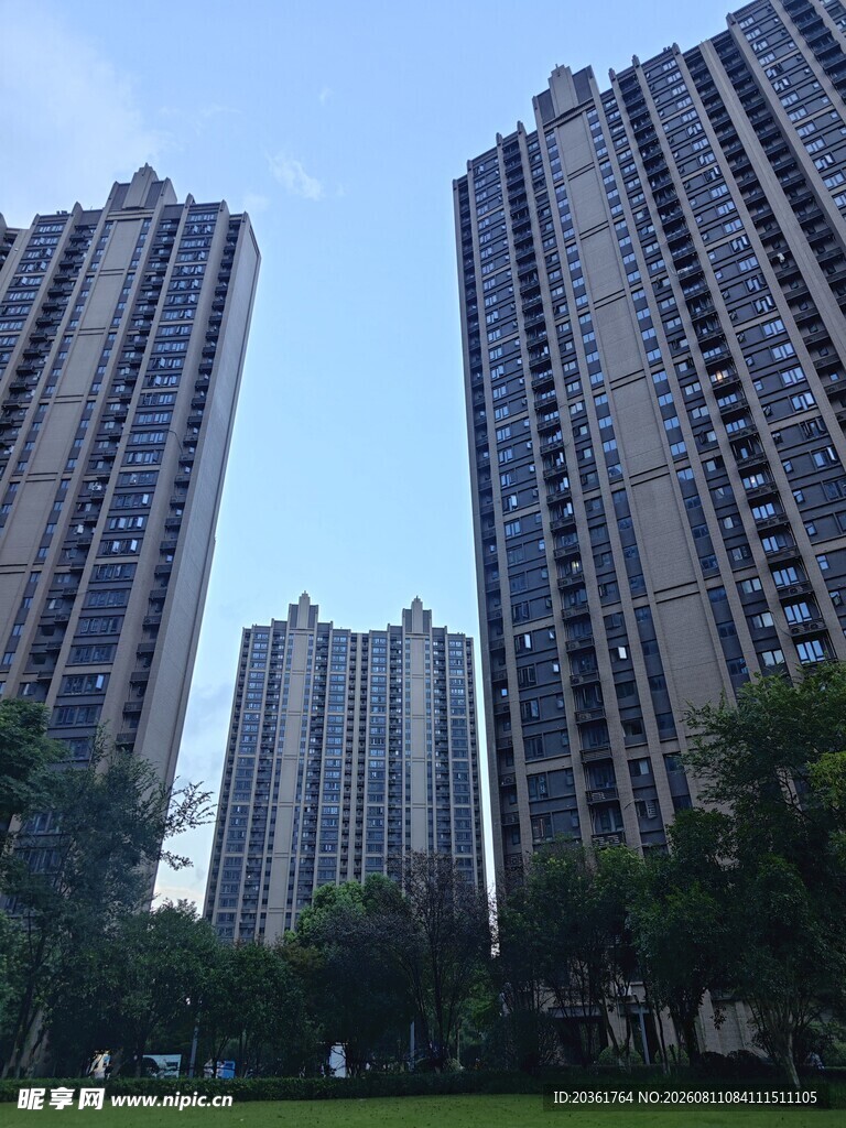 高层住宅楼与周边绿植景观