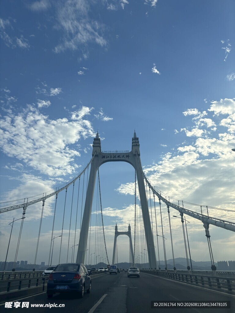 跨海大桥上的行驶风景