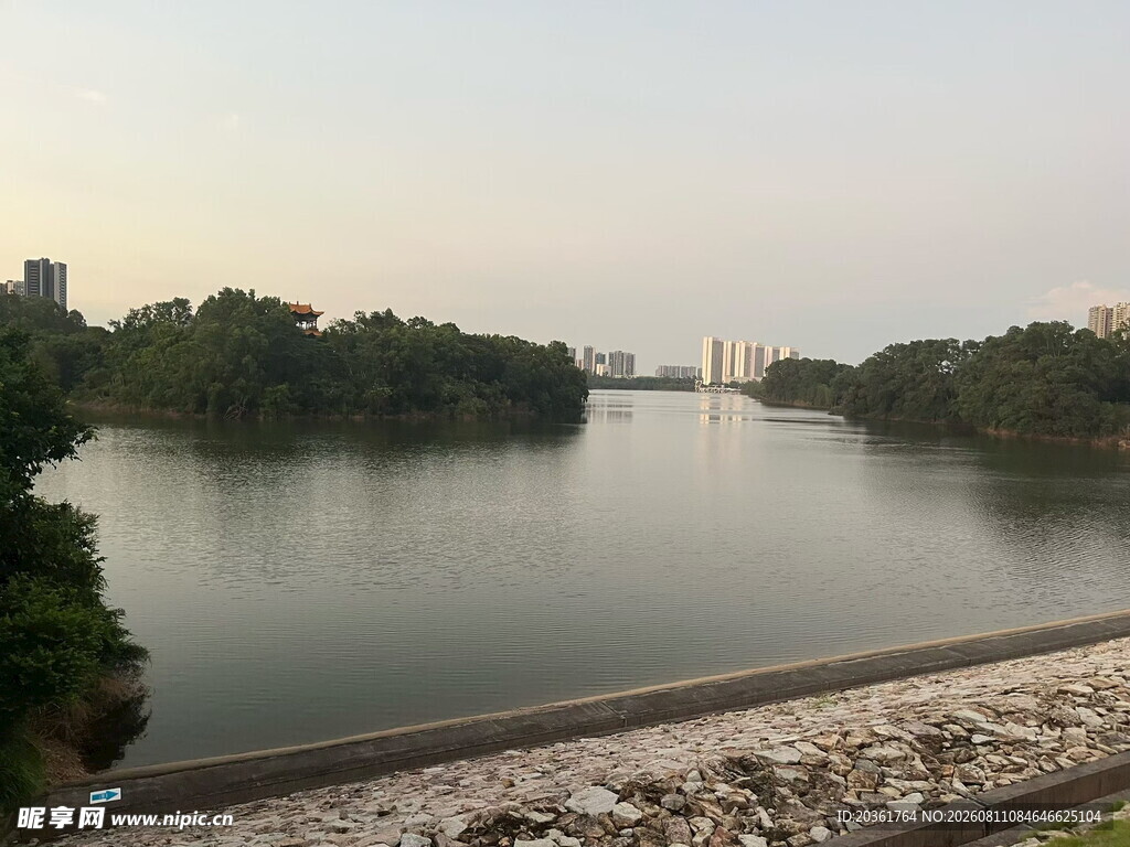 宁静河畔风光