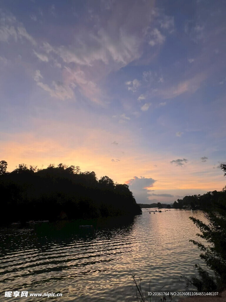 湖畔黄昏美景