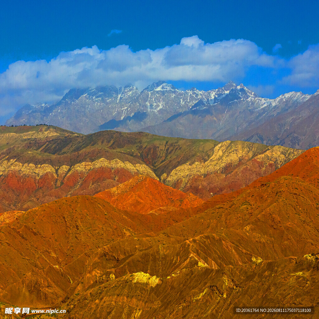 壮丽多彩山川与远处雪山