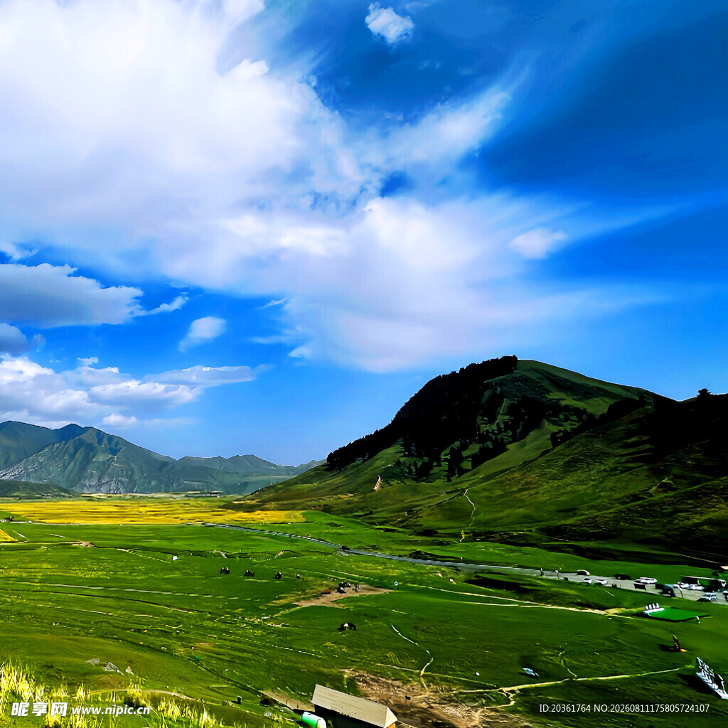 草原青山蓝天美景图