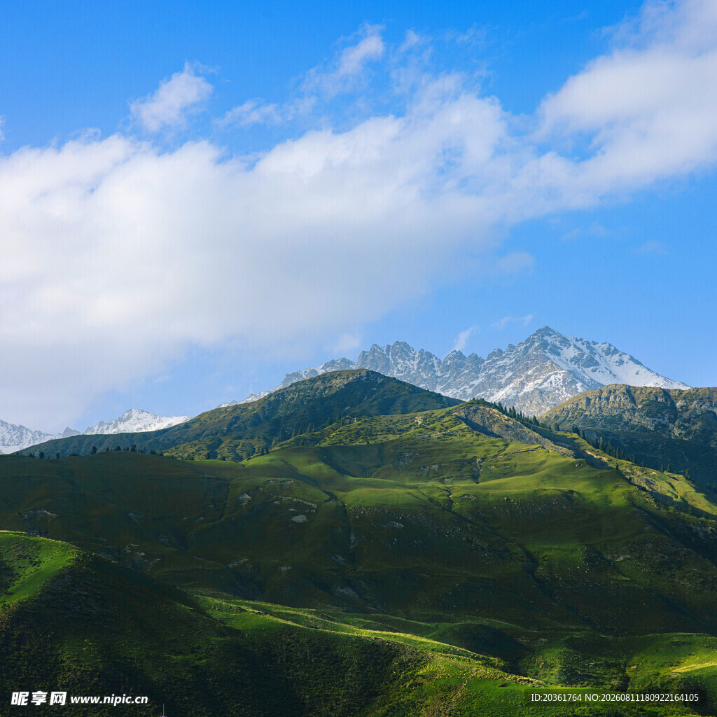 青山蓝天间的秀丽山景